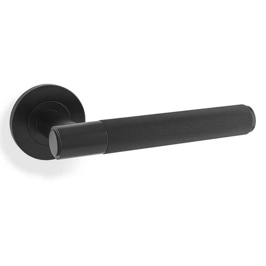 Picture of Alexander And Wilks Spitfire Reeded Black Door Handles On Round Rose - Aw222Bl