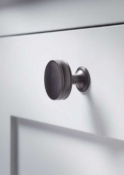 Picture of Lynd cupboard knob in Antique Brass - AW808-AB