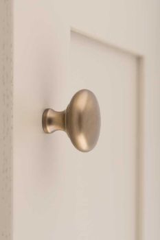 Picture of Wade Round Cabinet Knob in Black - AW836-BL